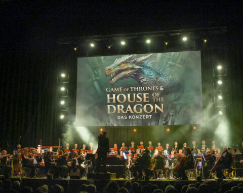 Das Orchester der Cinema Festival Symphonics vor einer Leinwand, Fotocredit Highlight-Concerts GmbH